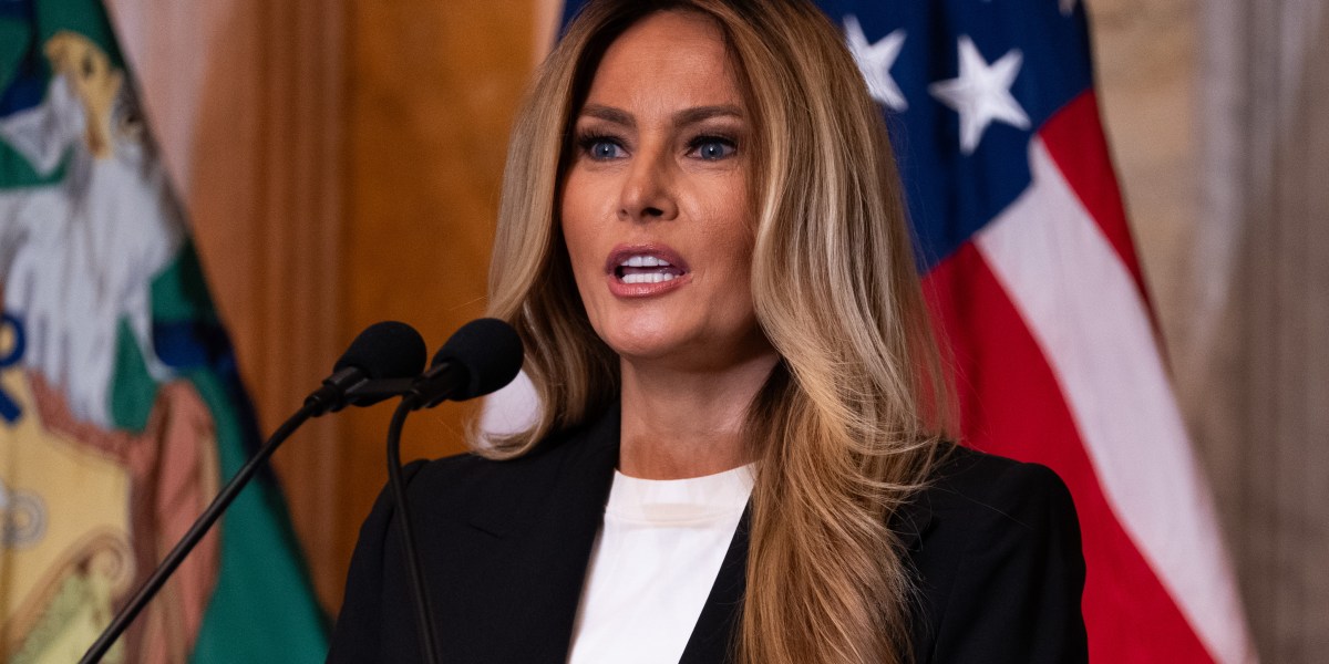 Melania Luncurkan Akun  Trump untuk Anak Asuh—Gubernur Demokrat Sepenuhnya Menolak