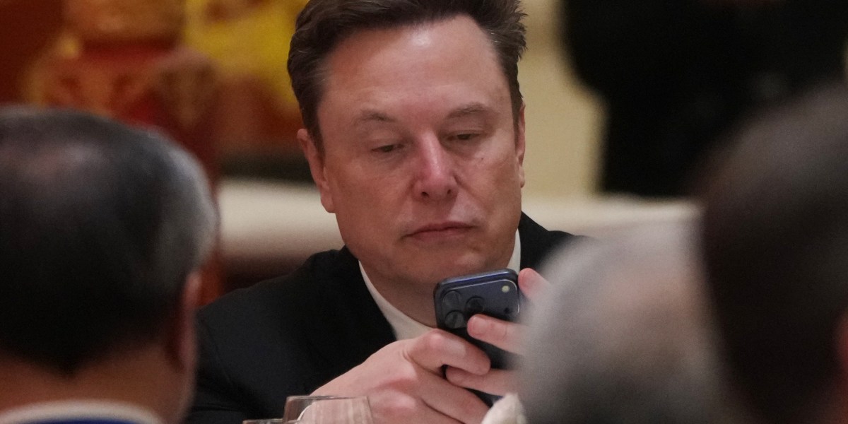 Elon’s wealth: 1 trillion dollar bills would stretch 97 million miles, to the moon and back over 200x