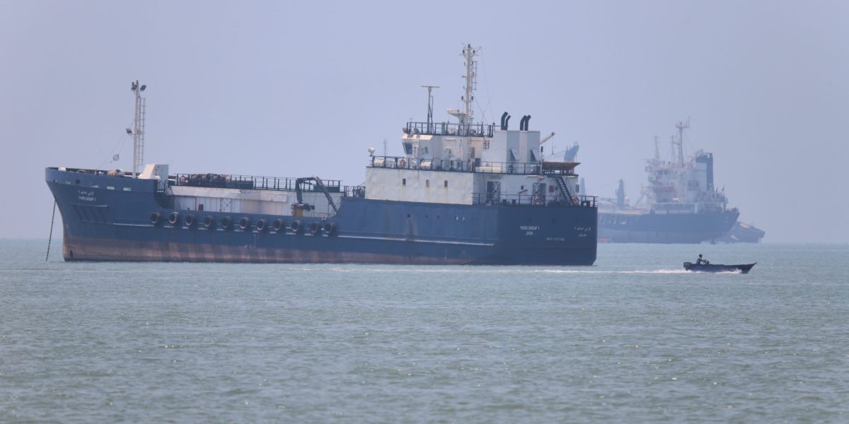 Selat Hormuz ‘Terbuka’ — Tapi Dipenuhi Ranjau, Separuh Kapal Kosong, dan Tarif Lintas yang Ancam Dipungut Kedua Sisi