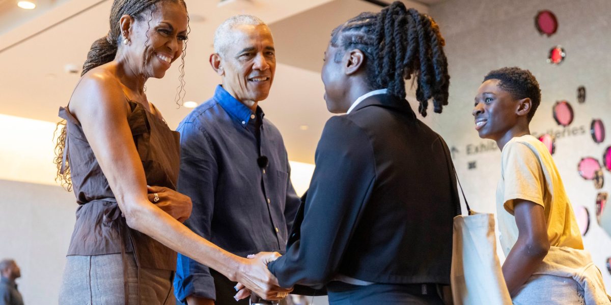 100 Pengunjung Pertama di Pusat Kepresidenan Obama Dikejutkan oleh Barack dan Michelle