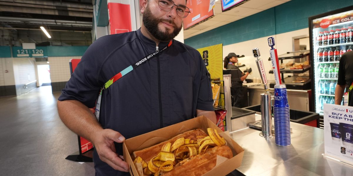 Satu Piala Dunia, dua dunia terbelah: Pizza seharga  di Atlanta bersanding dengan bir Meksiko seharga upah sehari.