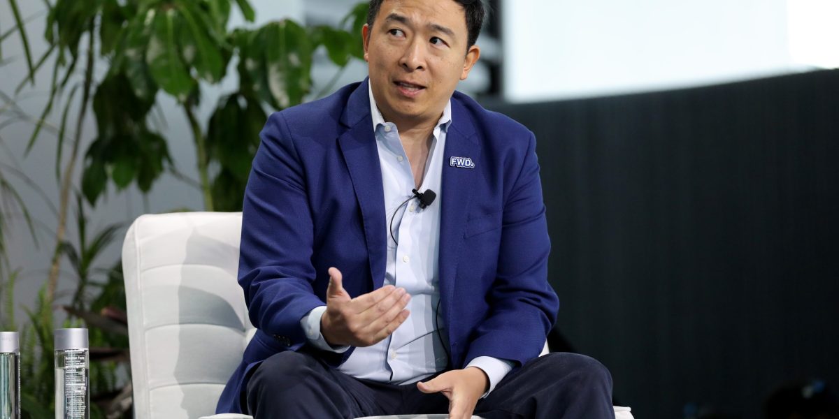 Andrew Yang’s Pacu Teknologi bisnis seluler beli Helium Mobile