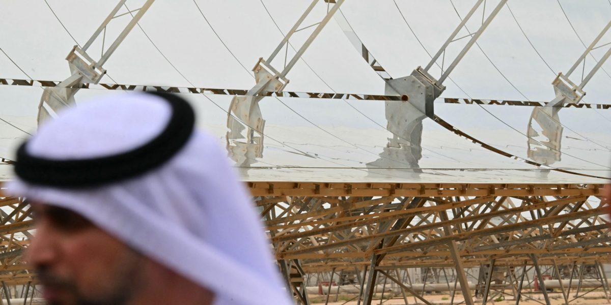 Konflik Iran mengganggu pasokan minyak. Negara-negara Teluk kini melirik investasi senilai miliaran dolar ke energi terbarukan.