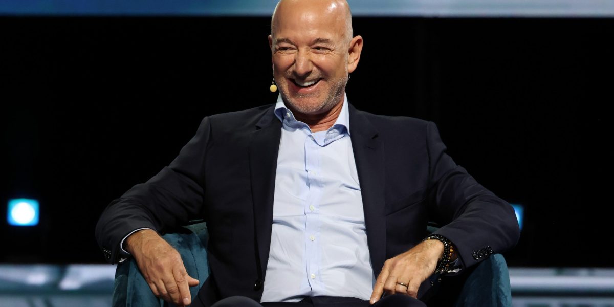 Obat Stres ala Jeff Bezos di Usia 25: ‘Jadilah yang Pertama Menelepon, atau Kirim Email Pertama’