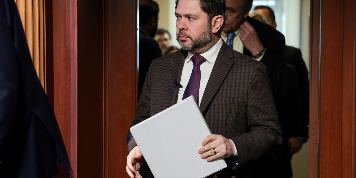 Arizona senator warns ‘ghost jobs’ are distorting labor data, urges probe from Trump administration Arizona senator warns ‘ghost jobs’ are distorting labor data, urges probe from Trump administration
