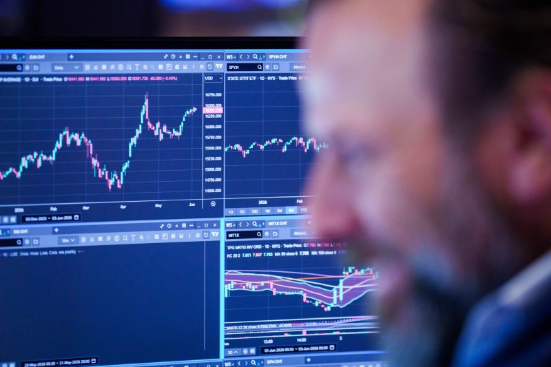 Wall Street dumped nearly $1 trillion in tech stocks by midd