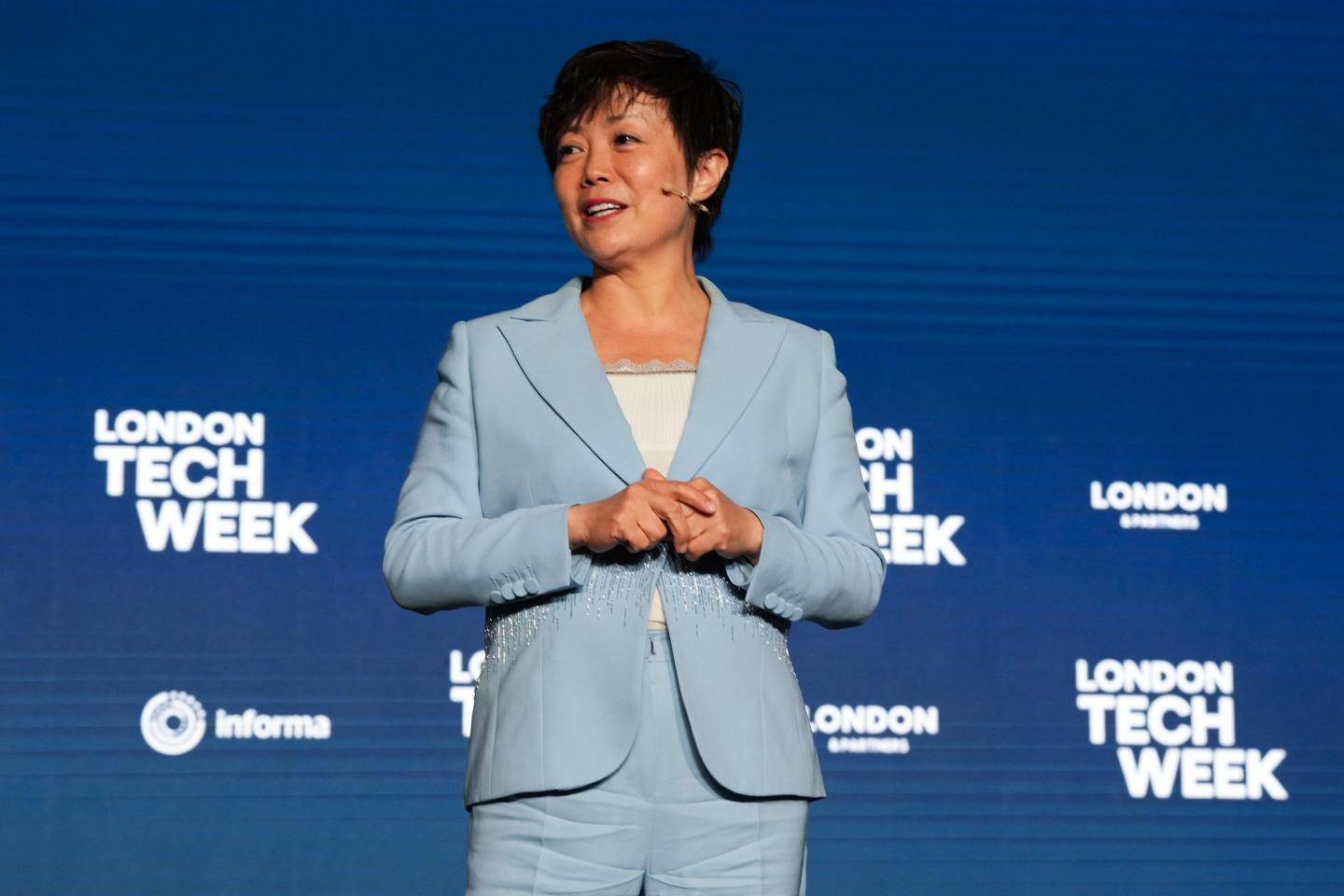 Stella Li speaking on stage