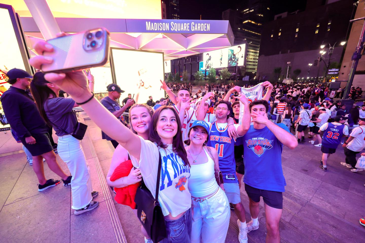 Saie is the official beauty sponsor of the New York Knicks—capitalizing on their run in the NBA finals and the passion of female fans. 