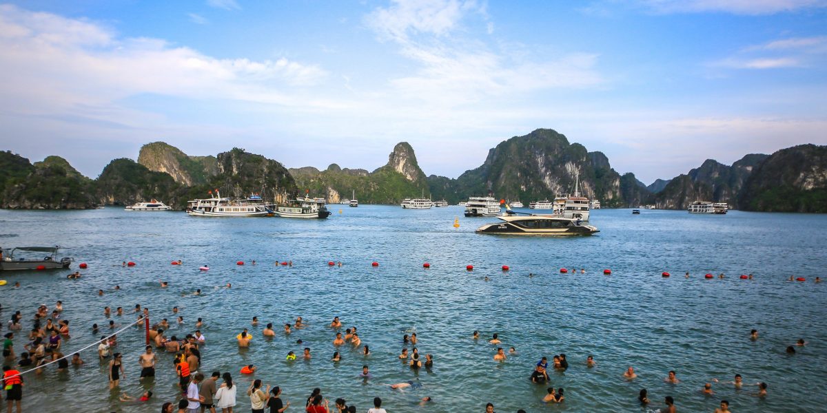 越南正在成为东南亚最热门的旅游热点，并试图避免泰国的错误