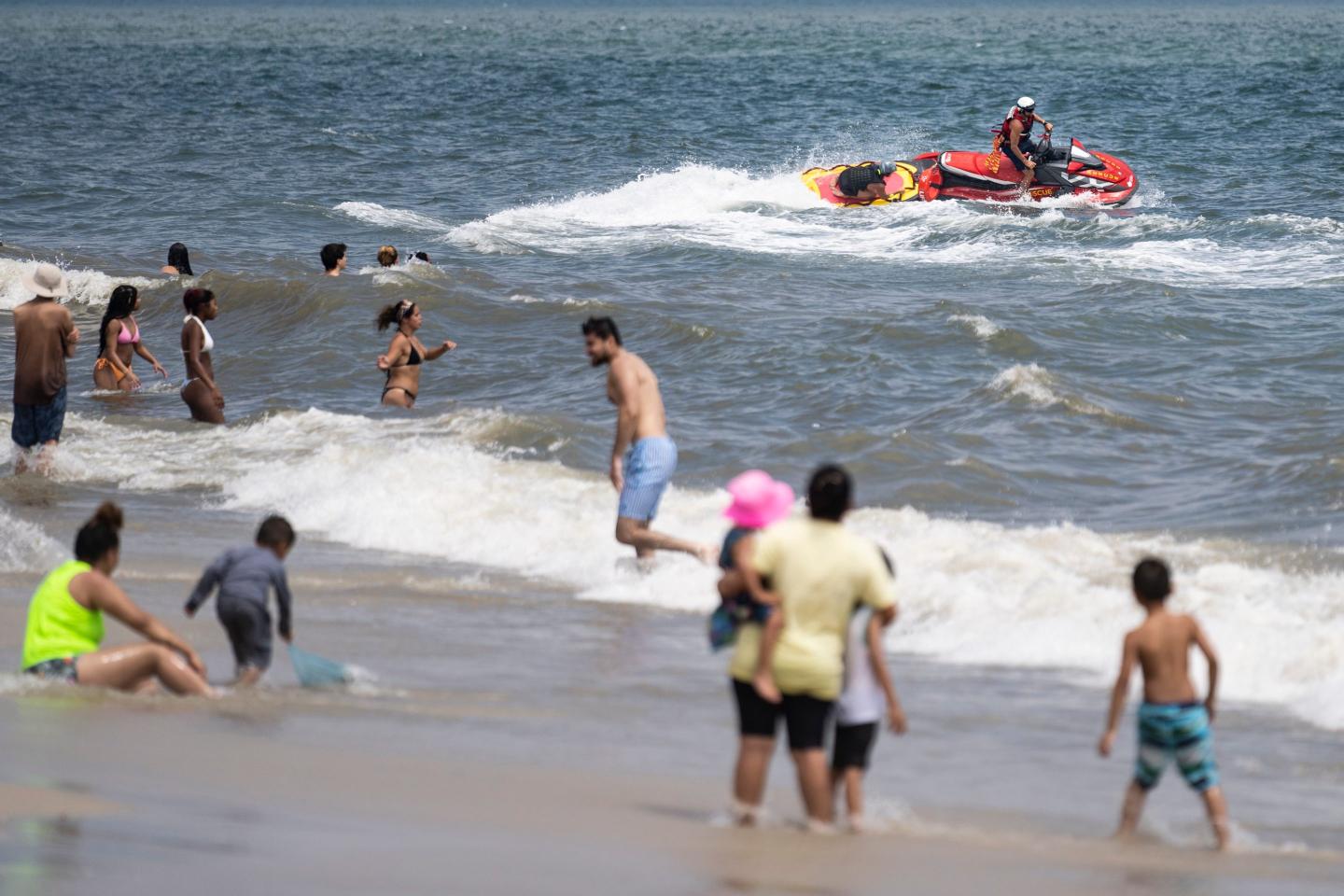 Swimmer bitten in suspected shark attack at Jones Beach, prompting brief closure as the U.S. battles record-breaking heat