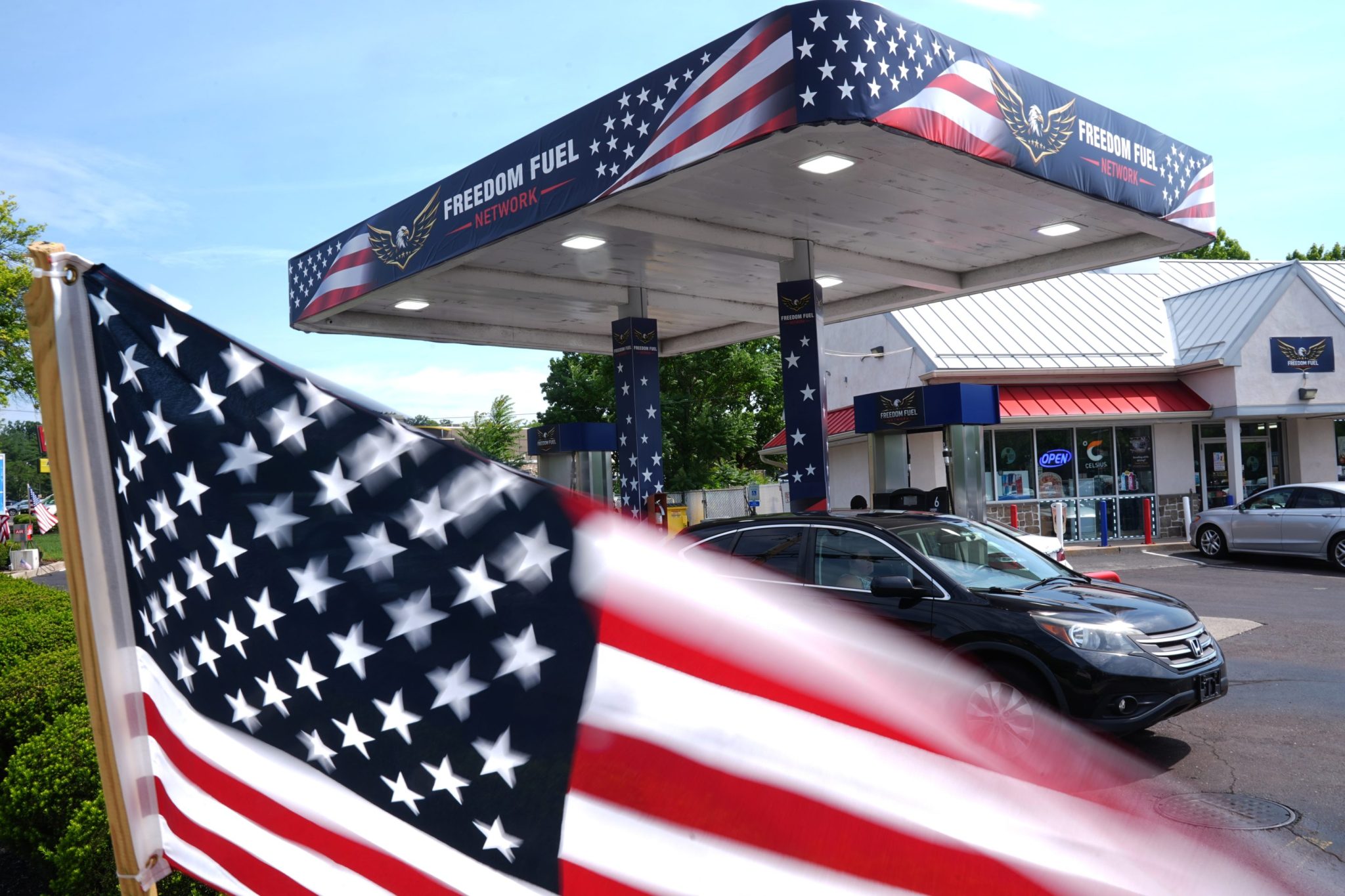 Trump’s $3.47 ‘Freedom Fuel’ gas network leans on an NFL kicking coach, a GOP fundraiser and a N.J. entrepreneur with a fuel theft rap sheet