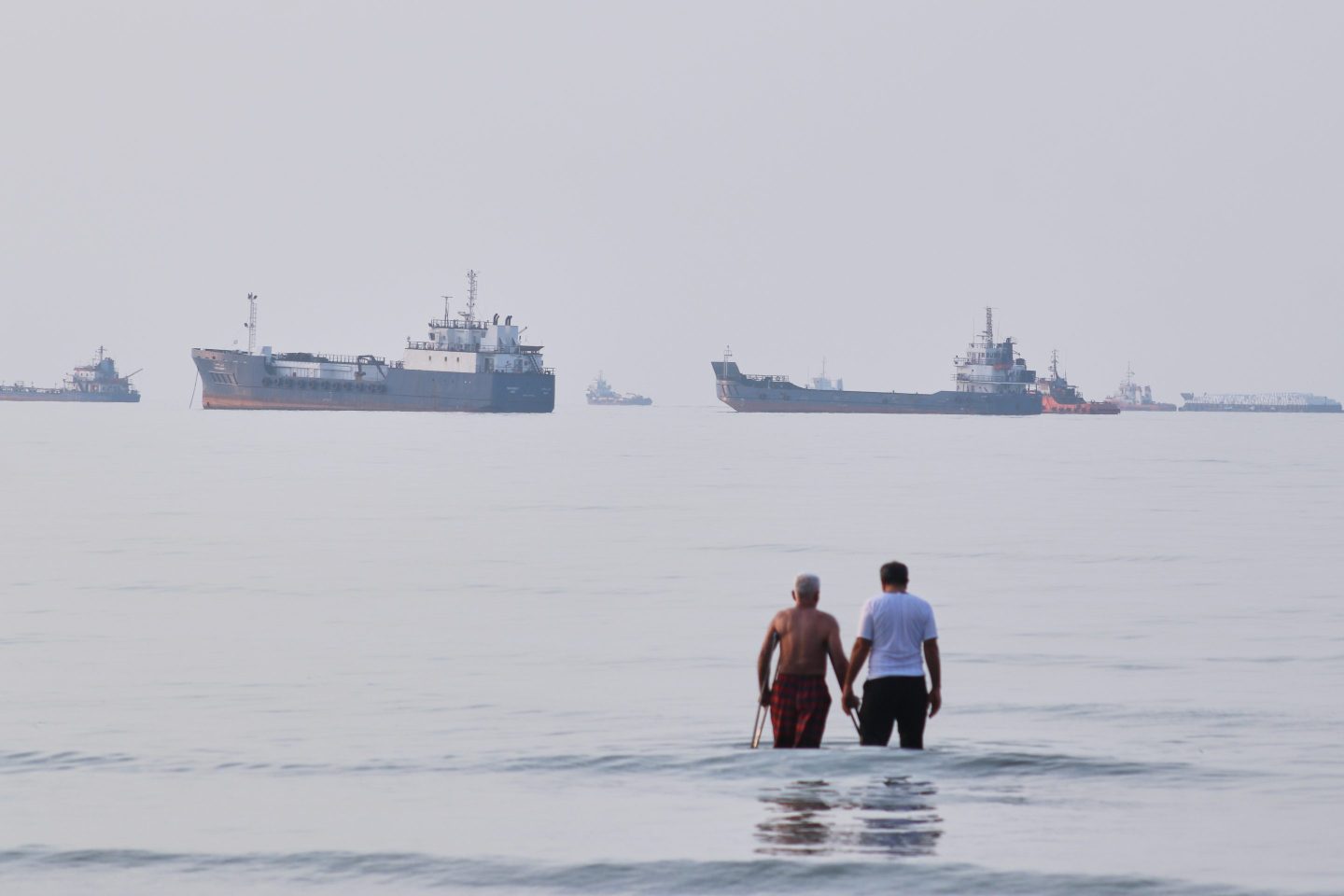 The U.S. and Iran pause attacks on each other for a second straight day while Tehran continues talks with Oman over Hormuz