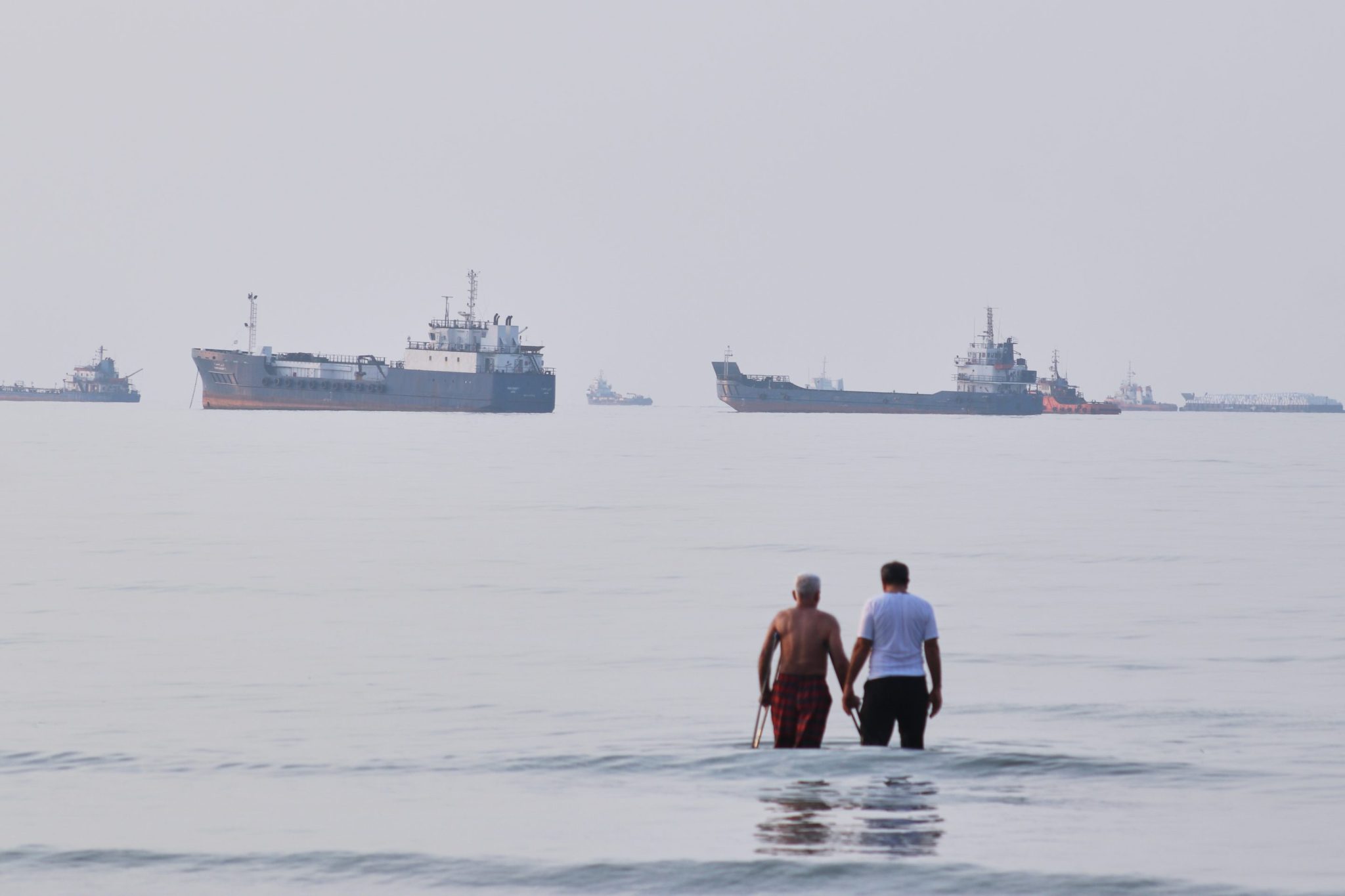 The U.S. and Iran pause attacks on each other for a second straight day while Tehran continues talks with Oman over Hormuz