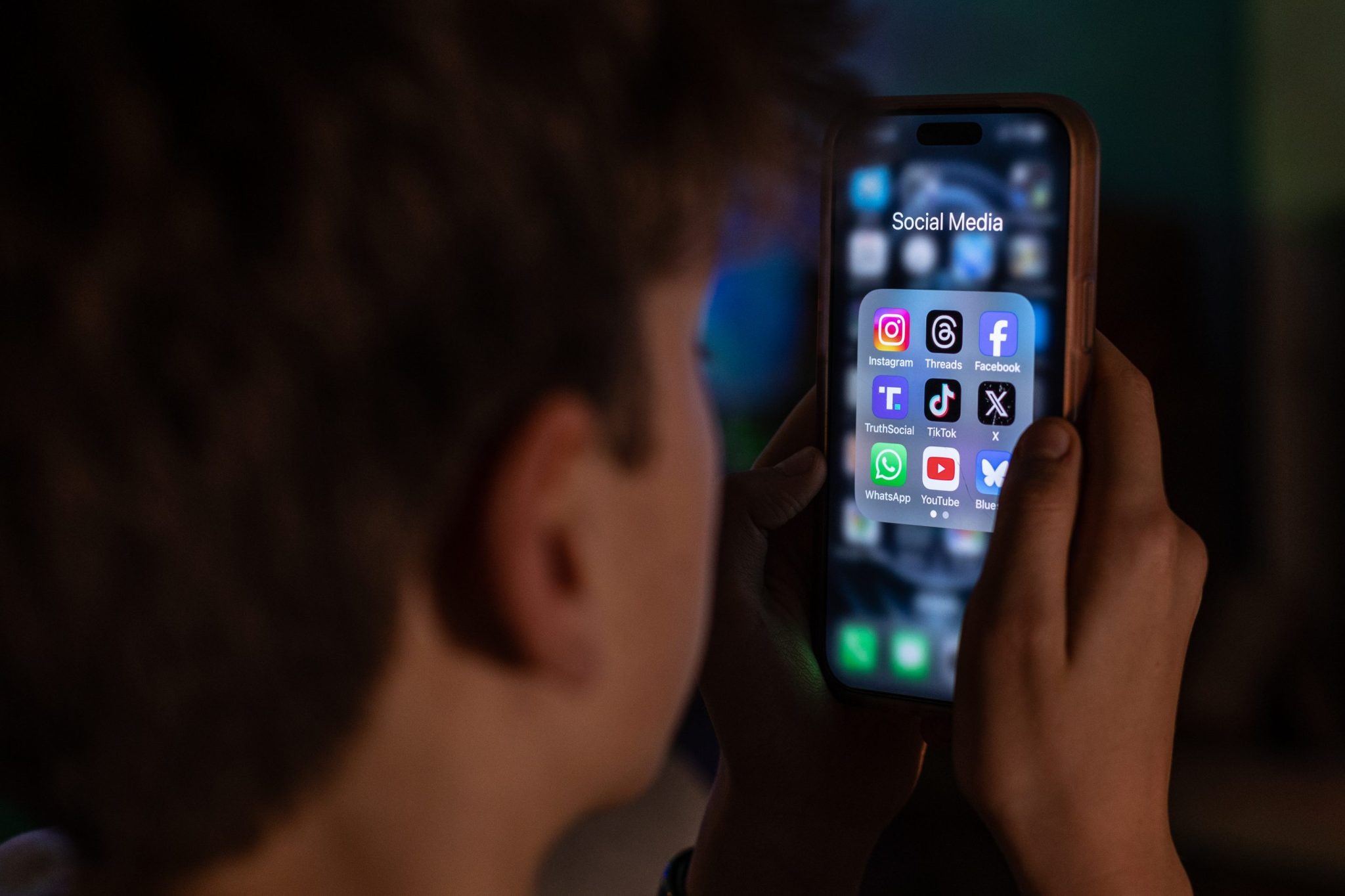 Macron backs social media ban for under-15s