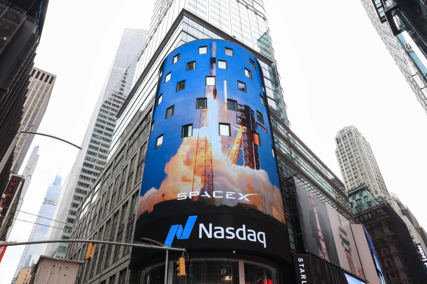 SpaceX and Amazon look like tech twins—but their financials tell a very different story