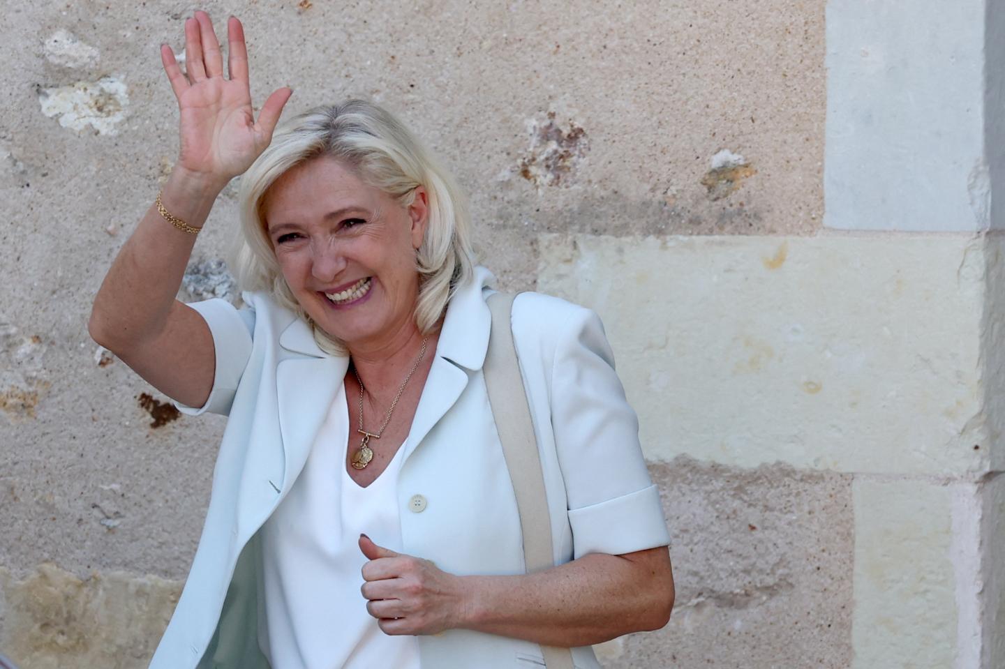 Le Pen extends lead in French election poll after court ruling