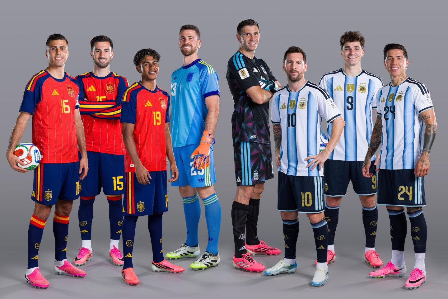 Spain's national team players stand on the left while Argentina's national players stand on the right.