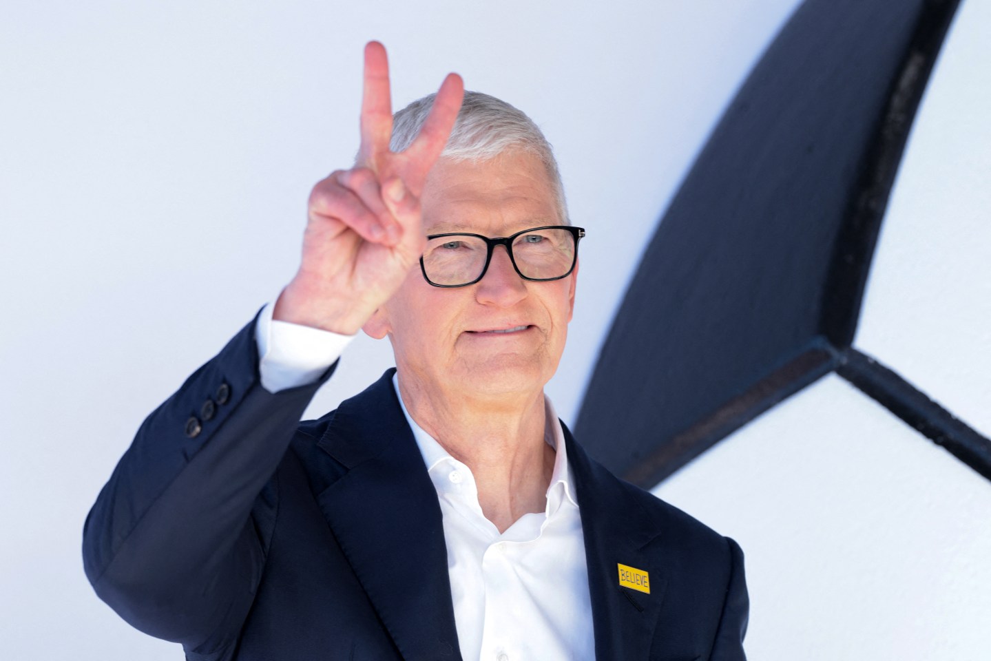 Tim Cook’s last quarter as Apple CEO: record iPhone sales, stock still falls