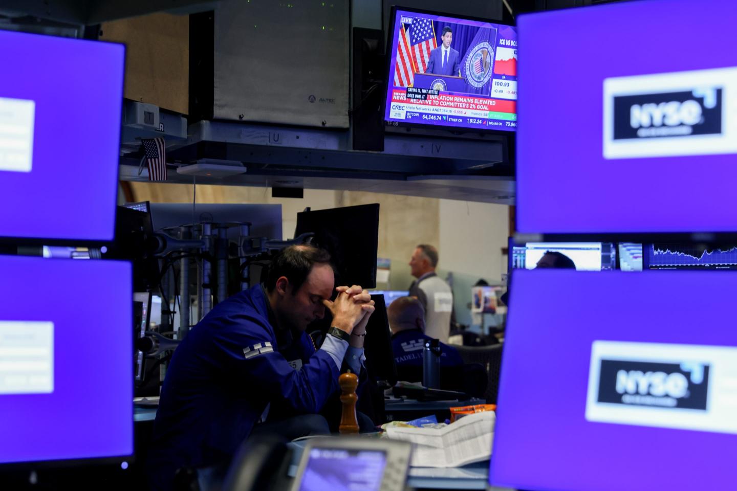 A television station broadcasts Kevin Warsh, chairman of the US Federal Reserve, speaking after a Federal Open Market Committee (FOMC) meeting as traders work on the floor of the New York Stock Exchange (NYSE) in New York, US, on Wednesday, July 29, 2026.