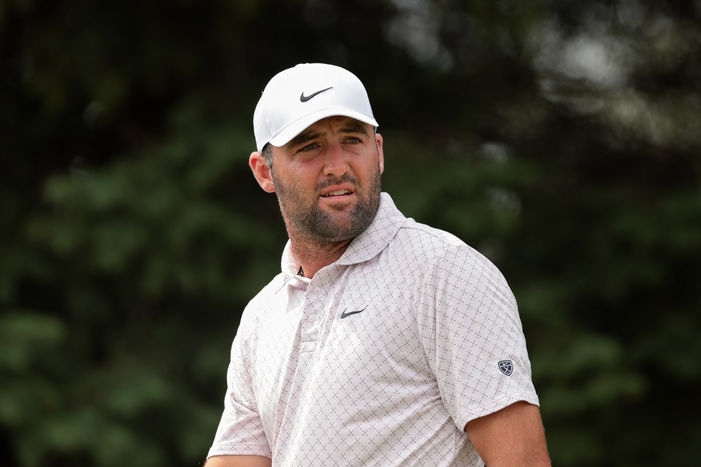 Golfer in white hat