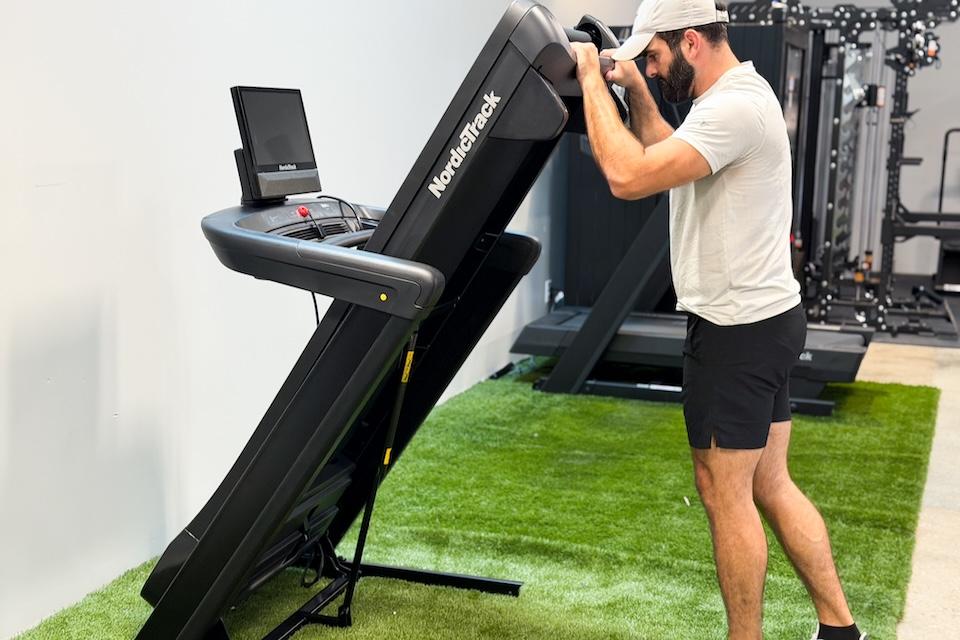 NordicTrack 1750 treadmill folding capabilities
