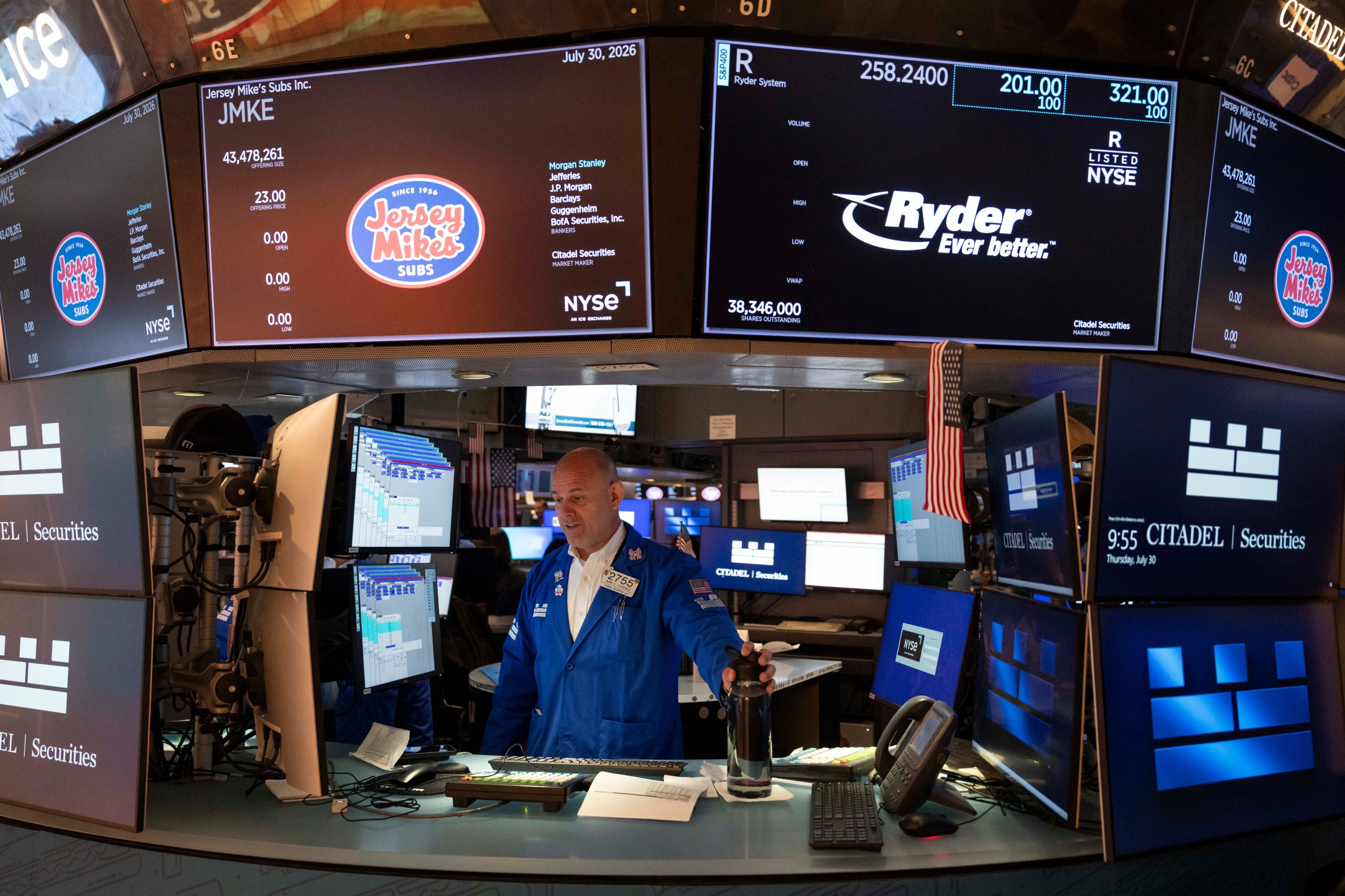 fortune.com - Stan Choe - Stocks finish wild month with Amazon rising, Apple sinking and Seoul's best day ever resulting in a 22% loss