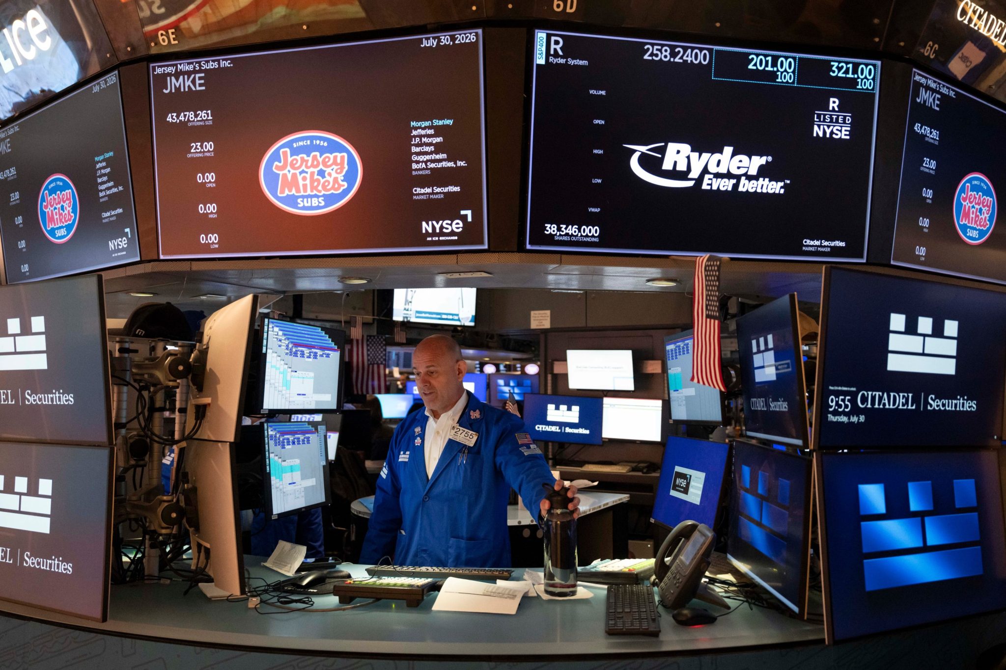 U.S. stocks rise to end volatile July as Amazon surges and Apple falls amid inflation fears