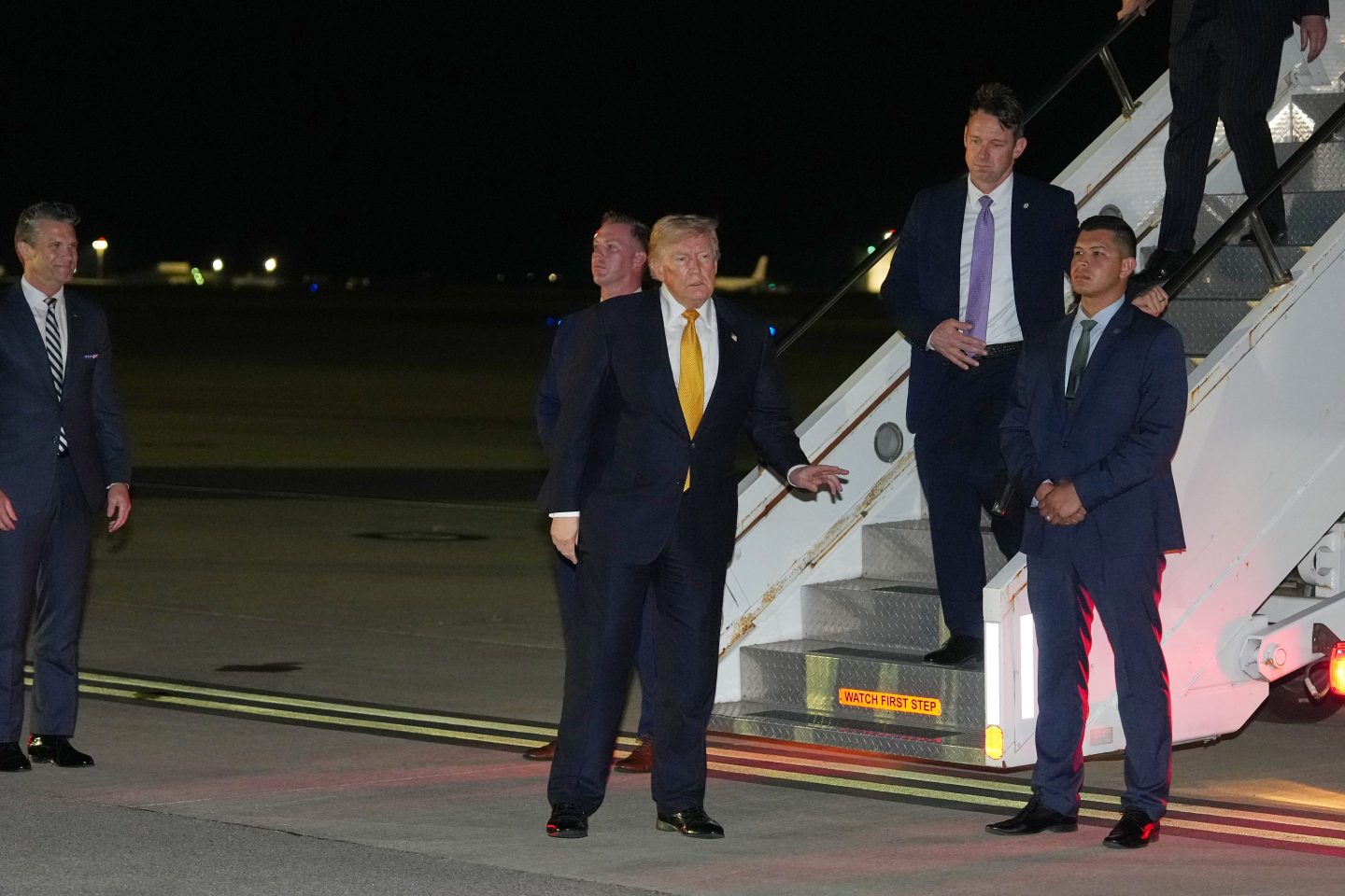 Photo of Trump outside the plane