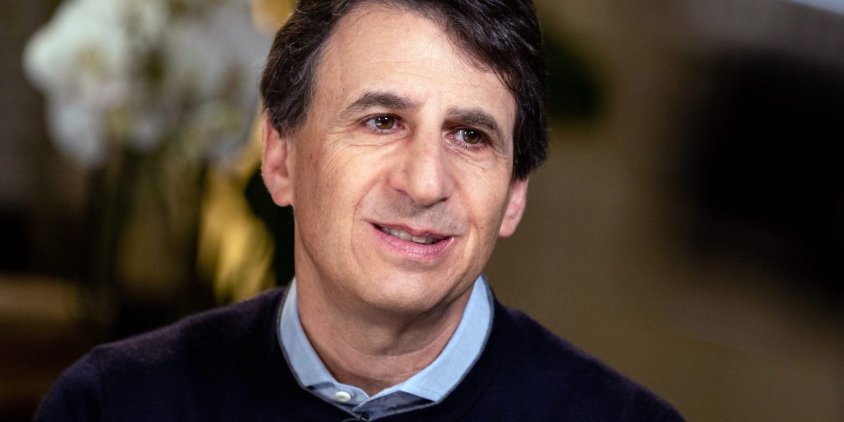 Marc Rowan, CEO di Apollo, mostra un'immagine di lavoro in un negozio di festa e come parcheggiatore
