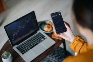 Solana Surges Past $100, Outperforming Bitcoin