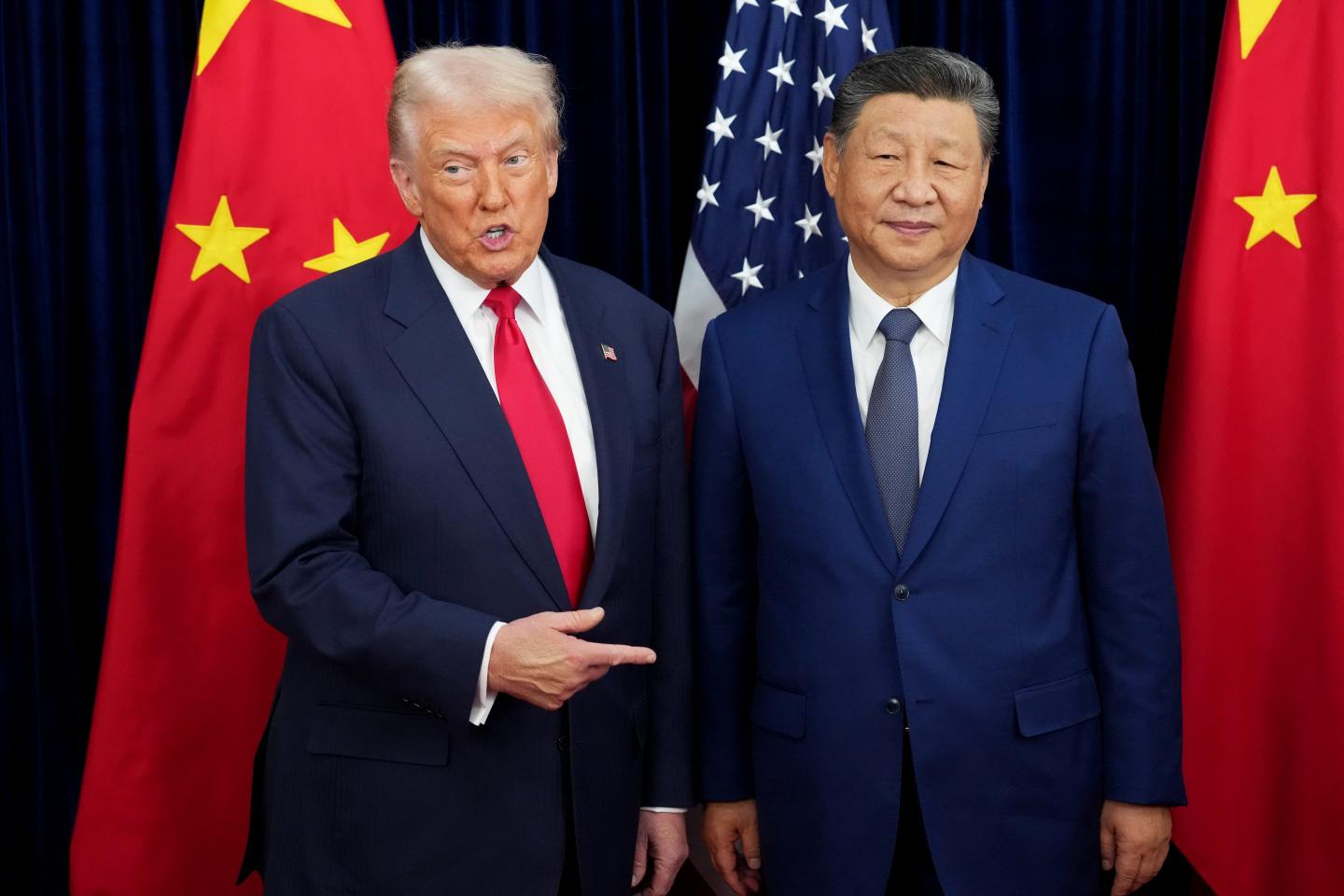 Photo of Trump pointing to Xi Jinping