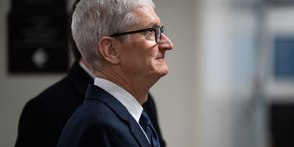 With latest Wall Street downgrade, Apple now has the most ‘Sell ratings since shortly after Steve Jobs’ death
