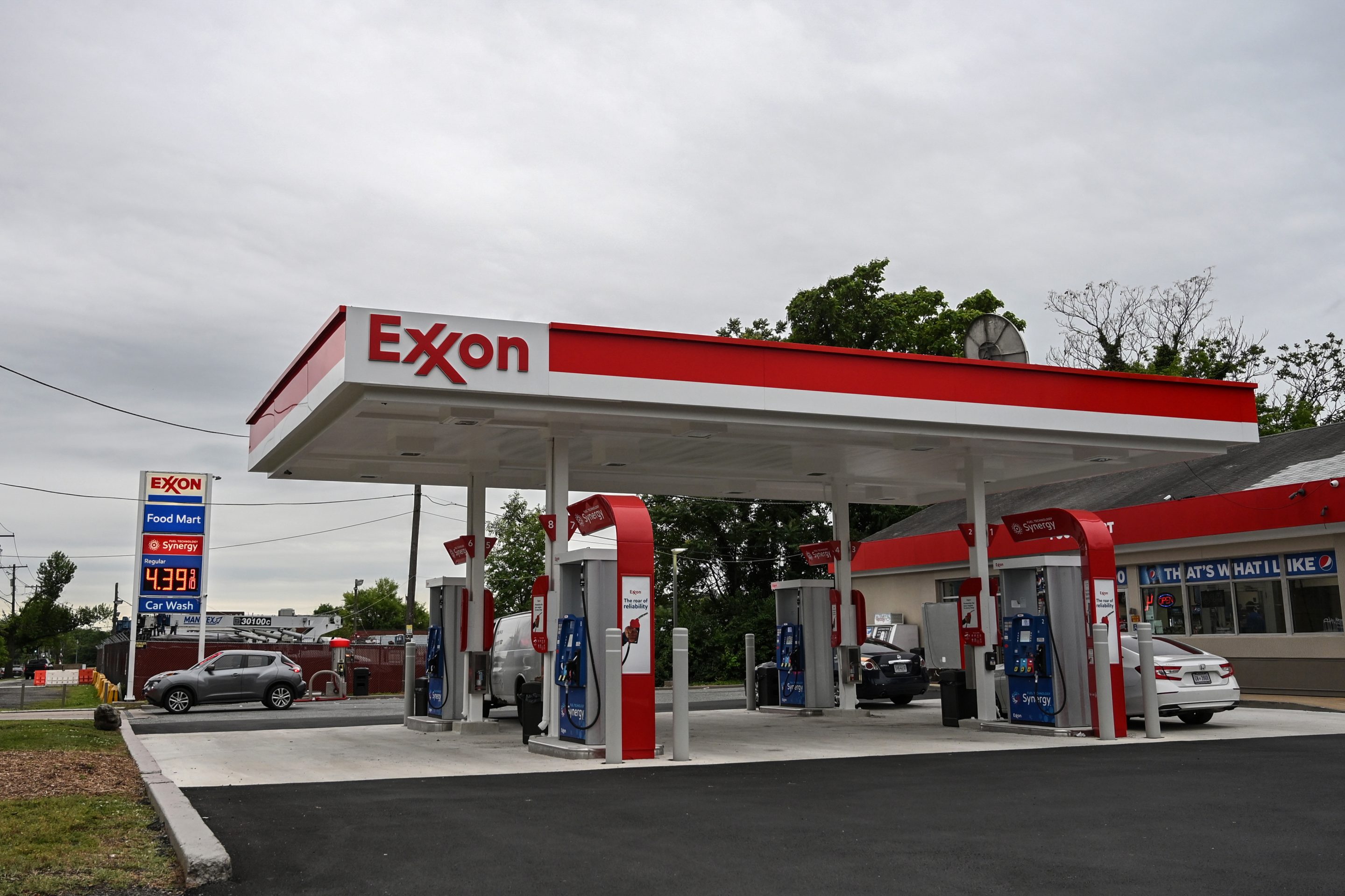 fortune.com - Kevin Crowley - Exxon, Chevron warn fuel prices to endure as war knocks refining