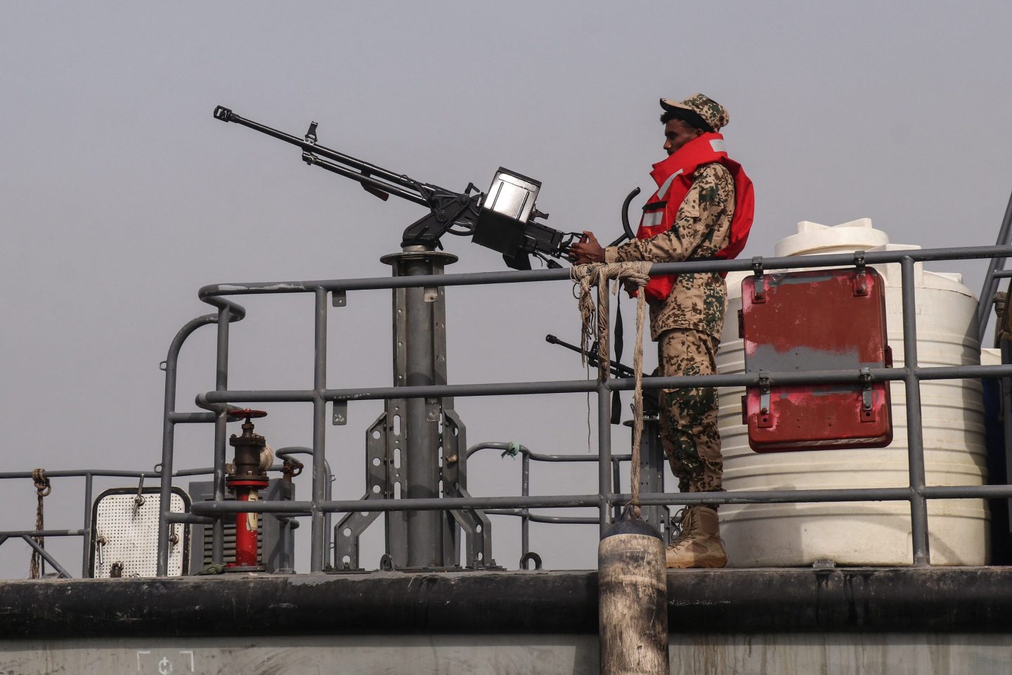 Photo of Yemeni navy sailor patrolling