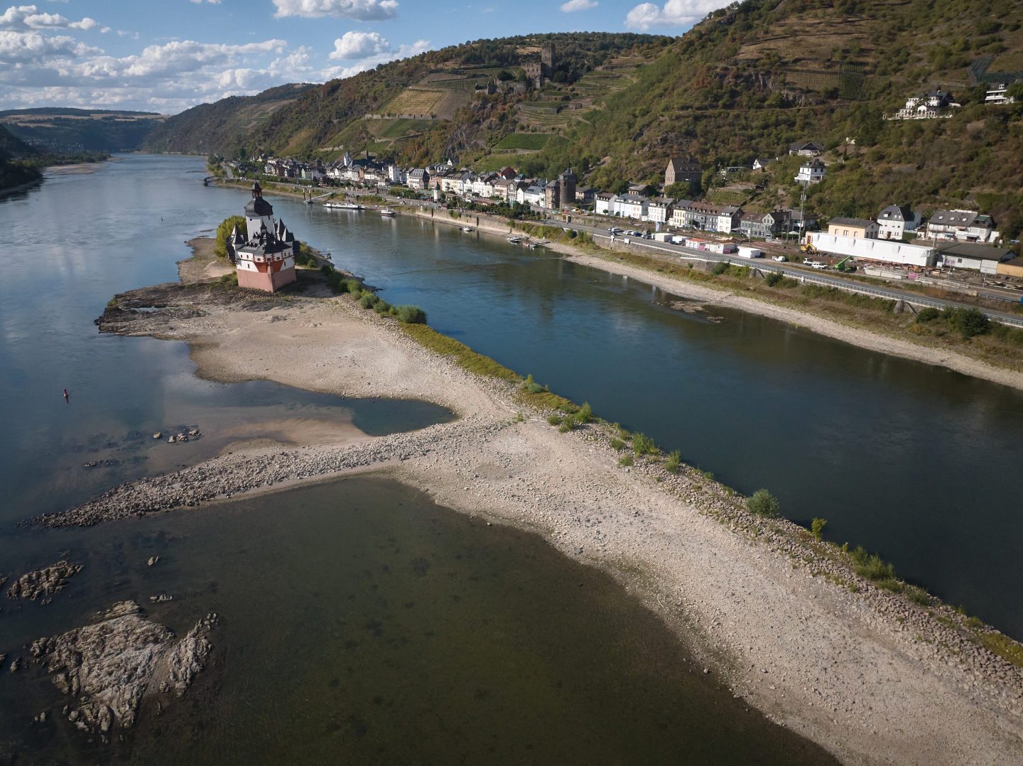 The Zollburg Pfalzgrafenstein, located in the middle of the Rhine, is surrounded by extremely low water levels.
