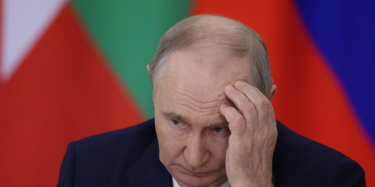 Russia Faces Deposit Withdrawals Amid Financial Strain Russia Faces Deposit Withdrawals Amid Financial Strain