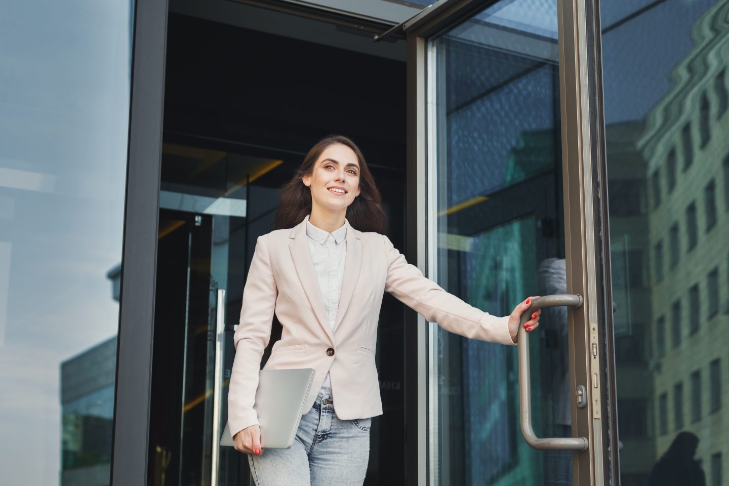 A Gen Z worker got called out by their CEO for leaving 10 minutes early. Workplace experts debate who was in the wrong