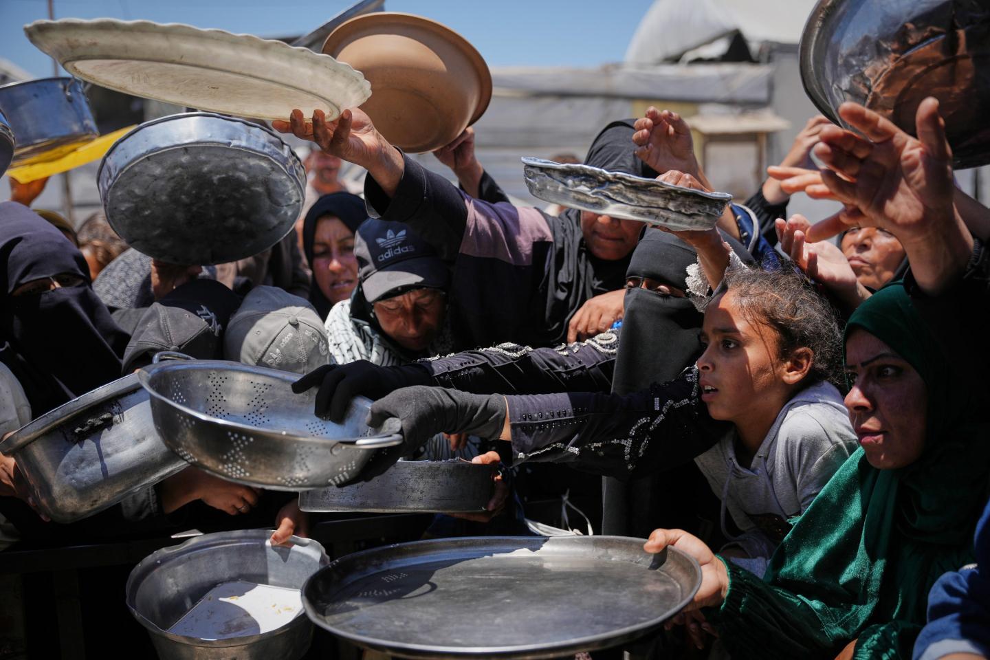 Photo of Palestinians waiting to get food