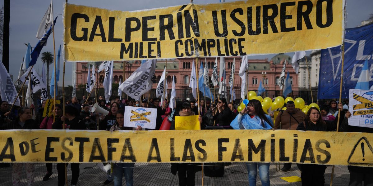 Nearly 4 in 10 Argentines under 25 are behind on their debts