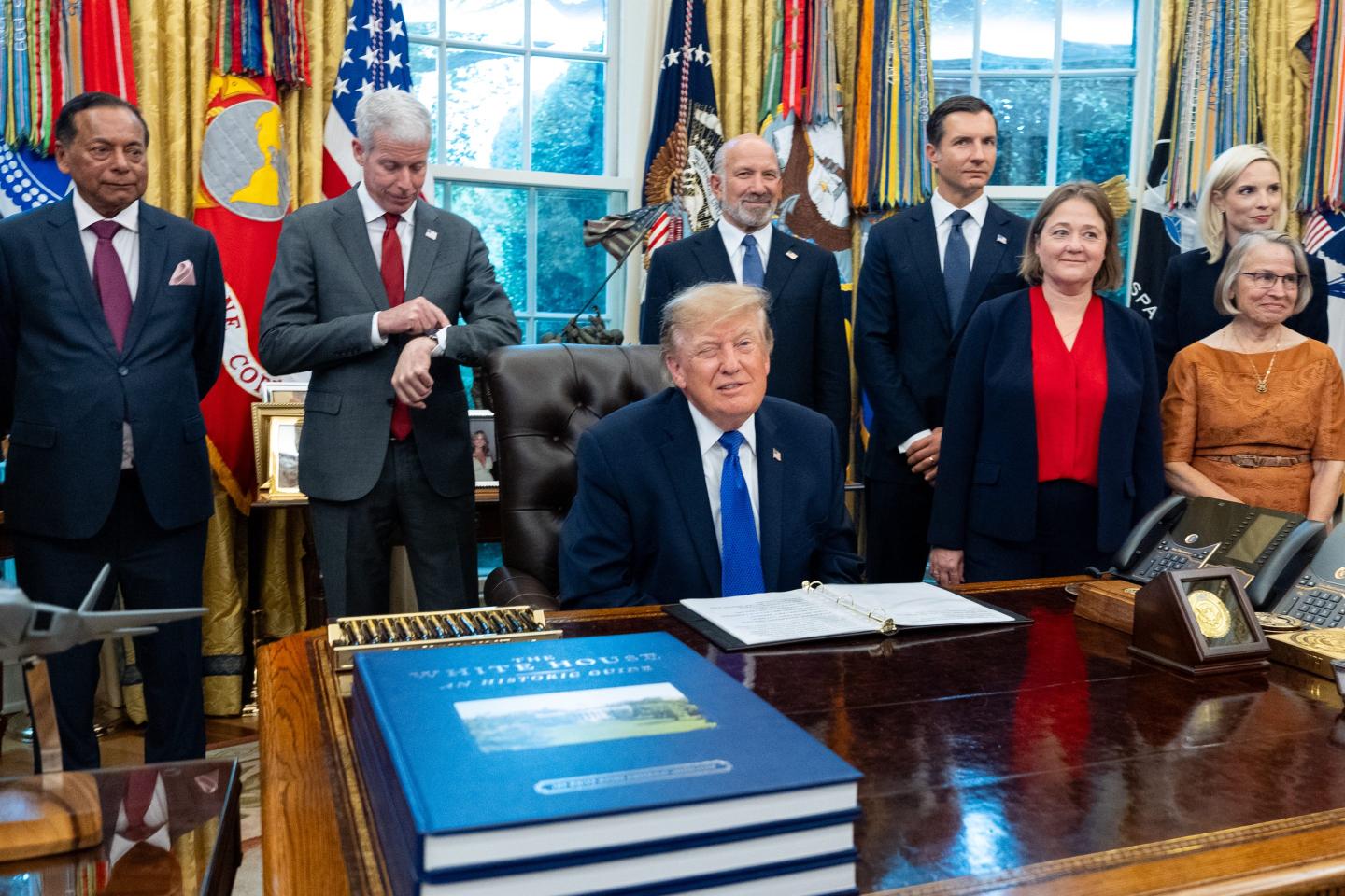 Photo of Trump with his cabinet