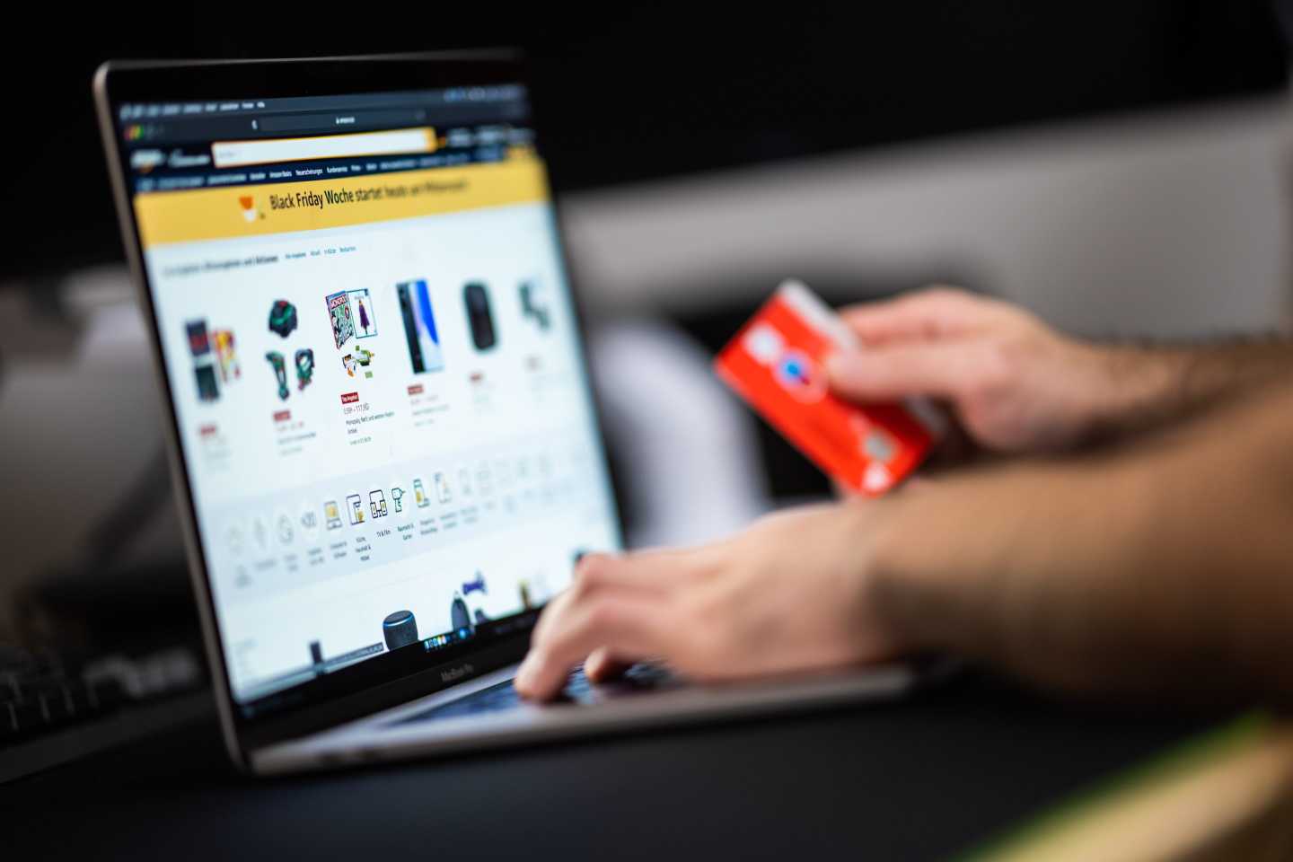 Card companies are on a ‘land grab’ to set the standards for AI shopping, even as consumers aren’t yet comfortable handing over purchases to a bot