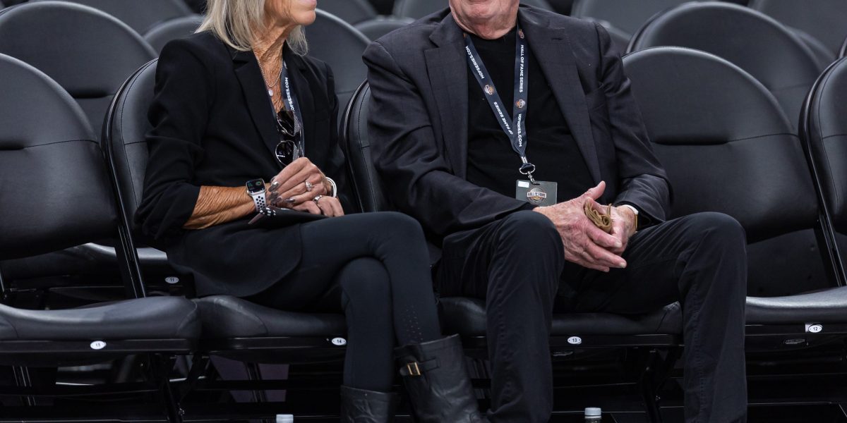 Billionaire Nike cofounder Phil Knight gives $1 billion to his alma mater: ‘This is no time to abandon’ higher education