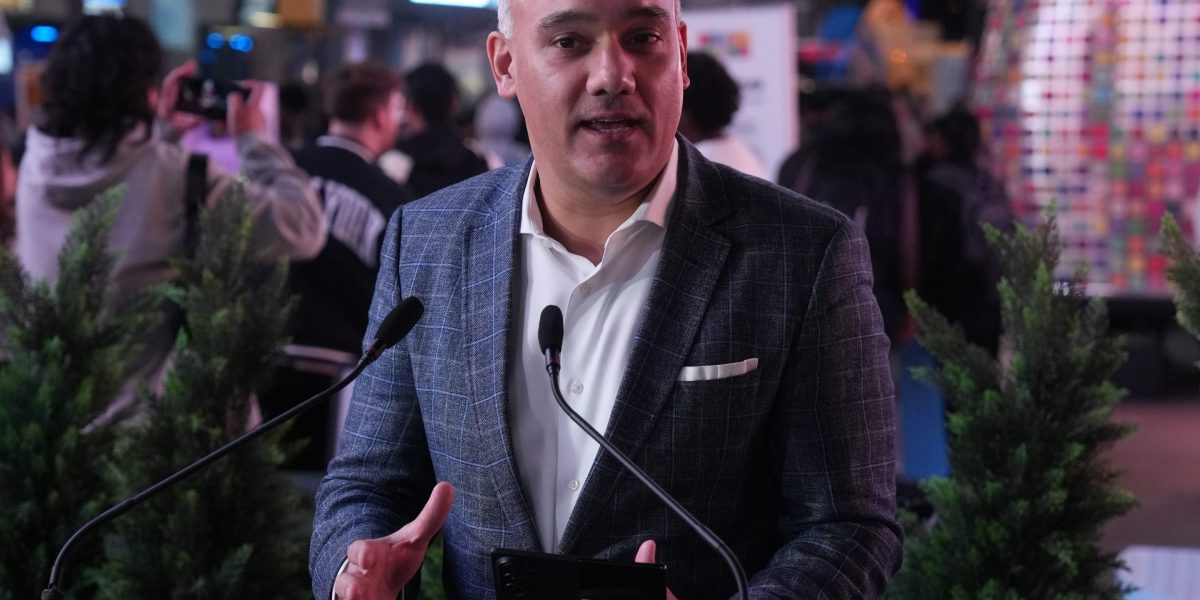 Samsung is the foldable phone king, with sales growing 30% and reviews praising its newest devices. Can it keep the crown as Apple enters the picture?