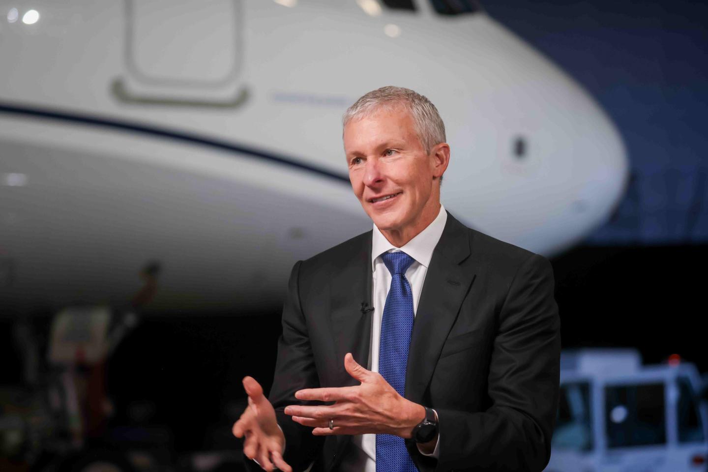 Scott Kirby gesturing behind a Airbus XLRs