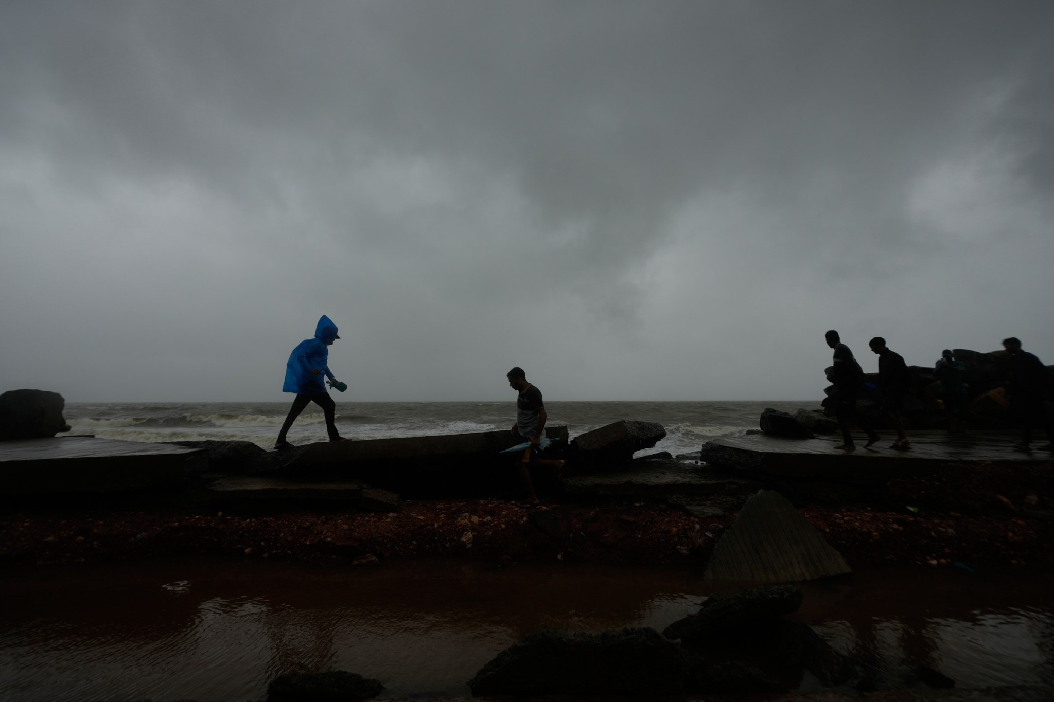 Cyclone Arnab hits India’s data-center coast, where Google, Adani and Airtel plan to invest $15 billion in a hyperscale data center miniatura