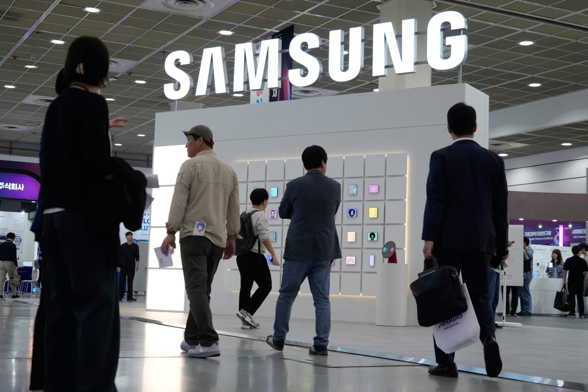 AI’s insatiable appetite for chips helps Samsung rake in a record $80.5 billion in quarterly profit