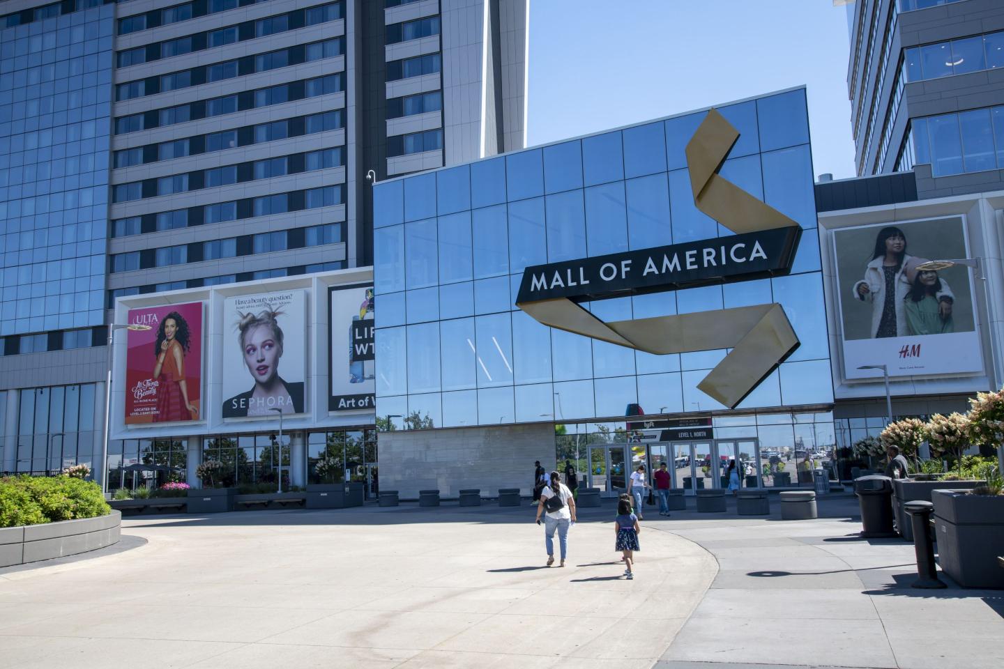 Bloomington, Minnesota, Mall of America, One of the largest malls in the world it is home to over 500 stores.