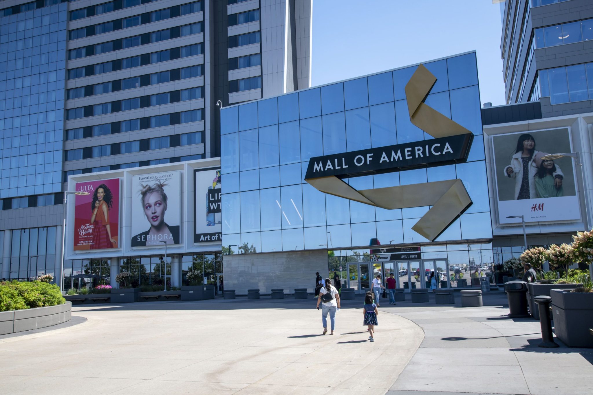 FBI thwarts ‘radicalized young man’ after undercover sting operation where he bought an assault rifle to attack the Mall of America