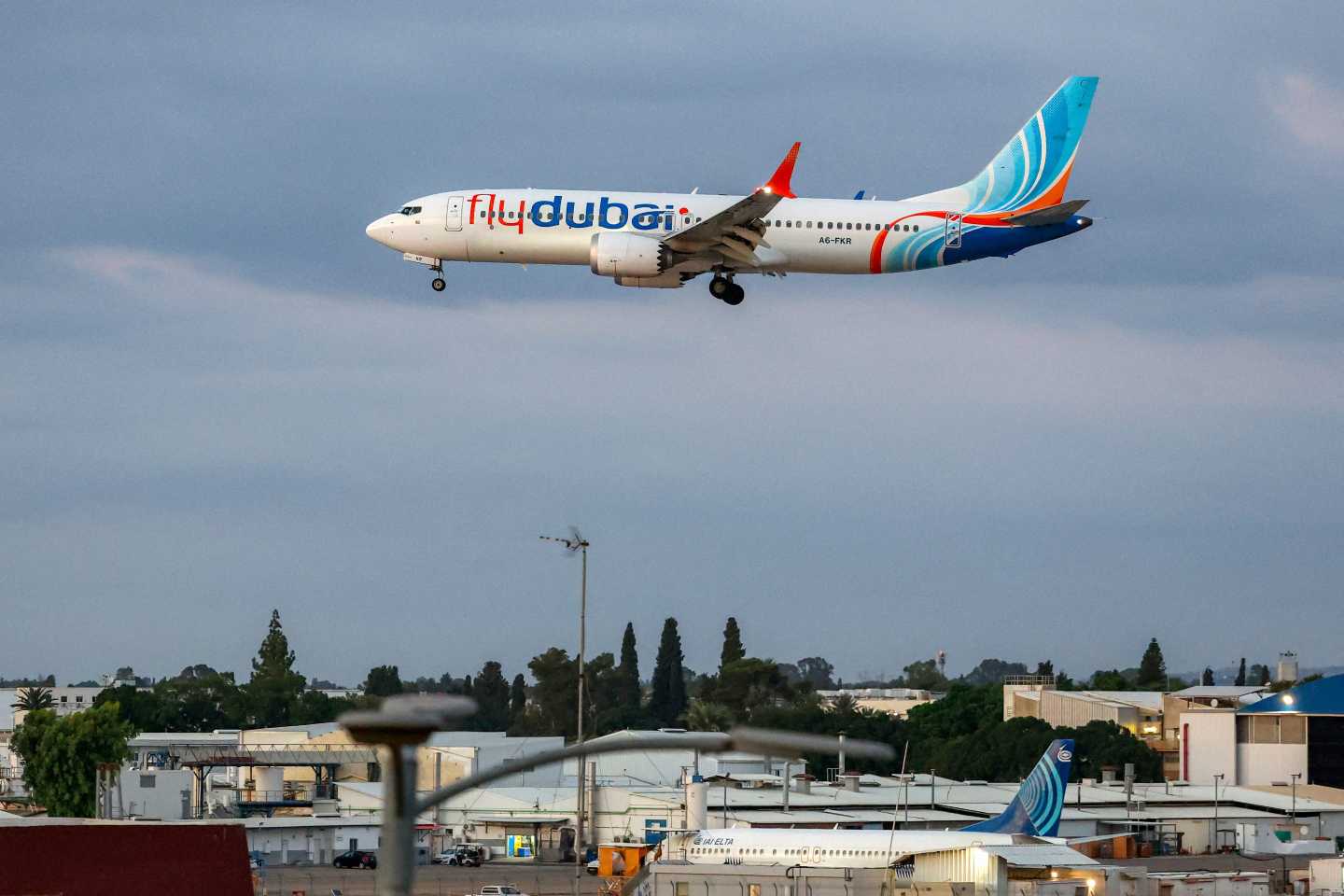 FlyDubai co-pilot used cockpit’s crash axe to try seizing control of flight and was barred from flying by Oman due to concerns over extremist views
