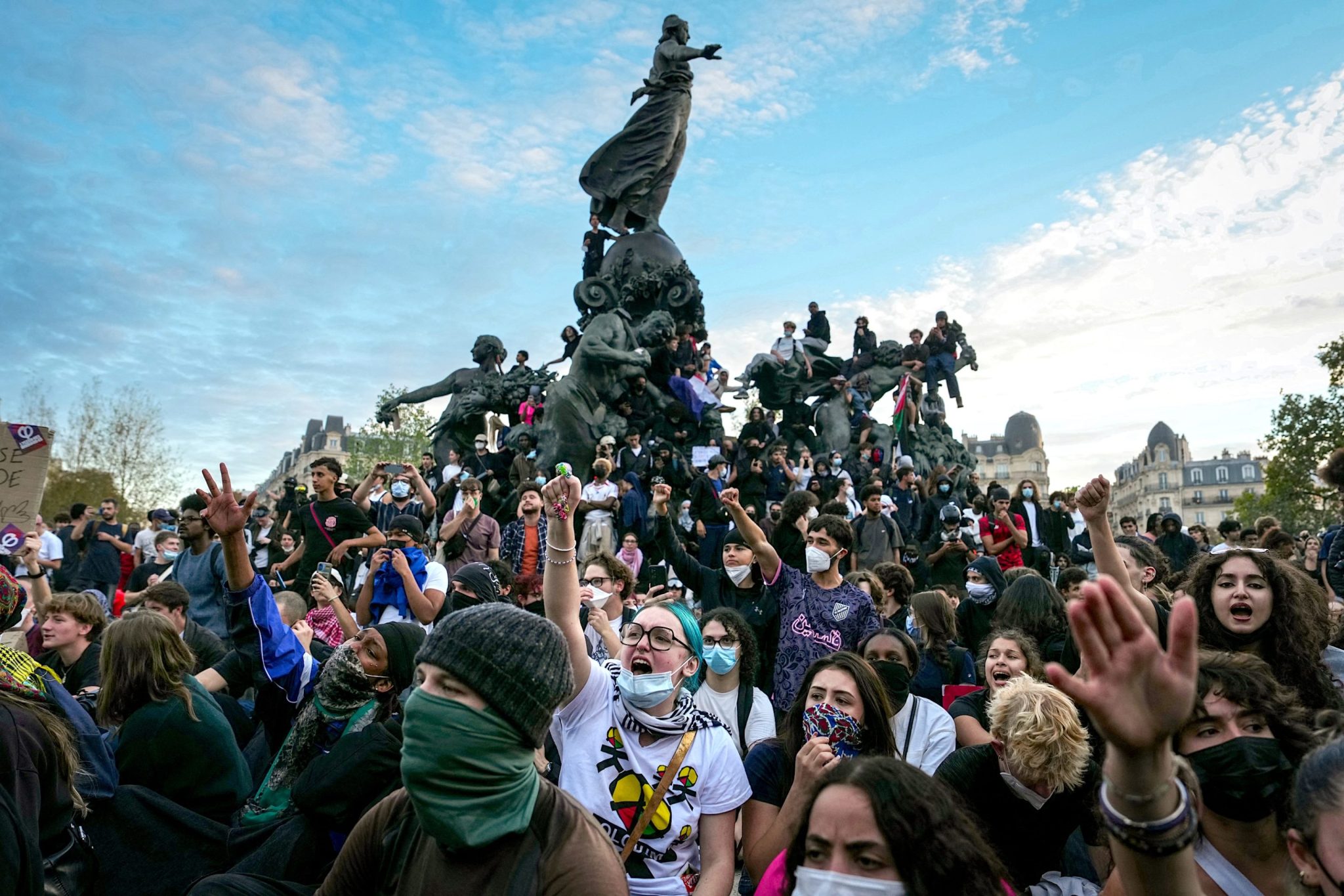 Banks in France could collapse because ‘widening riots can cause deposit flight,’ analysts warn